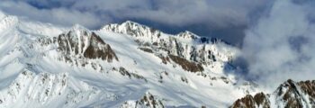 Gstaad Saanen : Paysage serein de montagnes et collines verdoyantes.