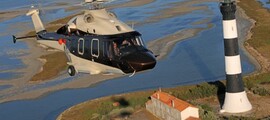Hélicoptère Agusta 109 sièges alignés gris