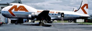 Avion cargo Super Guppy en train de décoller
