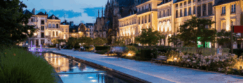 Resort tropical : piscine, transats, pavillon, palmiers.