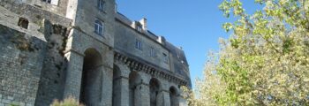 Bâtiment moderne, arbres, gratte-ciel, ciel clair.
