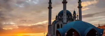 Nouvel Hôtel de Ville Hanovre reflété sur un étang calme.