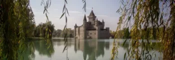 Vue panoramique sur la ville, mur historique avec montagnes.