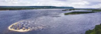 Château au bord de la rivière reflété sur l'eau calme la nuit.