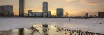 Auch, village pittoresque reflété dans la rivière paisible.