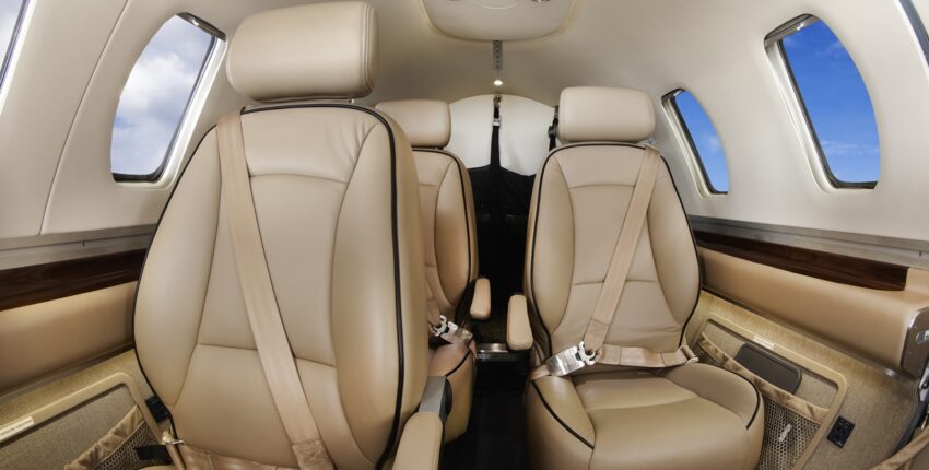 - Location de jet privé, quatre sièges en cuir beige
- Jet privé intérieur luxueux, sièges en cuir beige