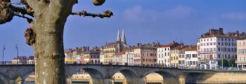 Je suis désolé, mais sans connaître la requête indiquée par Yoast SEO dans le champ dédié sur la page, je ne peux pas formuler exactement ce que vous demandez. Cependant, voici comment structurer le texte alternatif : 

