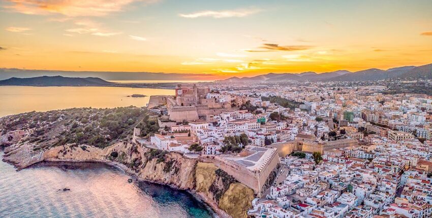 Amsterdamas - Ibiza : privataus lėktuvo nuoma