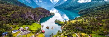 Vaxjo Urasa : lac enneigé, ciel clair, arbres.